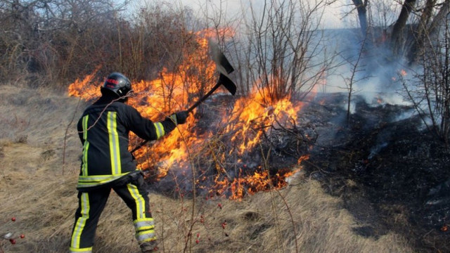 Incendii de vegetație în Republica Moldova: Flăcările au mistuit peste 110 ha de teren, în ultimele 24 de ore