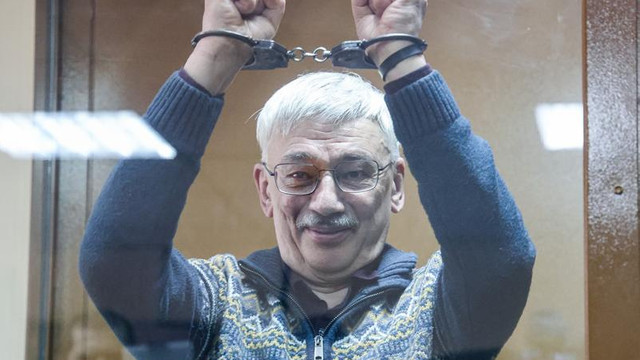 Rusia l-a condamnat la 2 ani și jumătate de închisoare pe laureatul Nobel Oleg Orlov