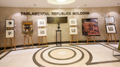 Parlamentul găzduiește o expoziție de lucrări semnate de studenții de la Academia de Muzică, Teatru și Arte Plastice din Chișinău