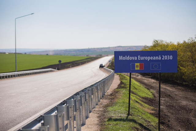 FOTO | Stâlpi deteriorați și becuri furate pe drumul național Comrat – Basarabeasca