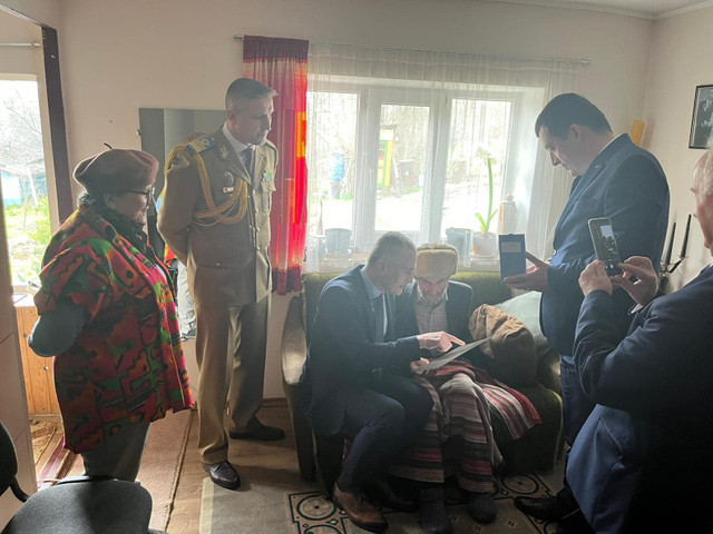 FOTO | Constantin Cojocari, veteran de război din R. Moldova în vârstă de 105 ani, a fost decorat de Președintele României, Klaus Iohannis