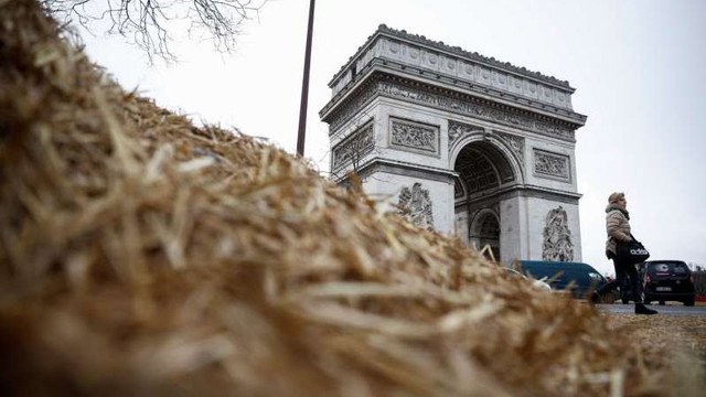 Franța: 66 de arestări după ce Arcul de Triumf a fost blocat de agricultori