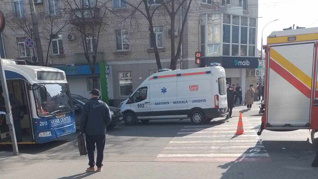 O bătrână din Bălți a decedat după ce s-ar fi împiedicat și s-a lovit cu capul de troleibuzul care circula pe strada