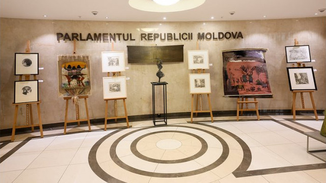 Parlamentul găzduiește o expoziție de lucrări semnate de studenții de la Academia de Muzică, Teatru și Arte Plastice din Chișinău