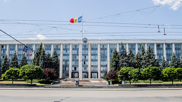Guvernul anunță că a început transferul compensațiilor către asistenții personali din Chișinău