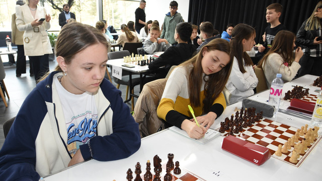 FOTO | Peste 250 de participanți concurează la Campionatul Național la șah clasic, rezervat sportivilor cu vârste între 8 și 18 ani