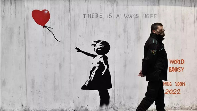 O dispută juridică l-ar putea obliga pe artistul misterios Banksy să-și dezvăluie numele real