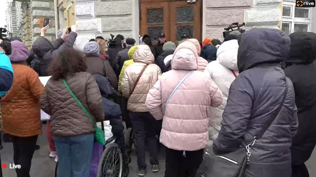  Asistenții personali din Chișinău protestează, din nou, în fața Primăriei. Accesul în instituție, blocat
