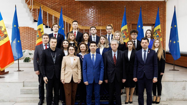Un grup de diplomați debutanți din cadrul Ministerului Afacerilor Externe au depus jurământul de credință al funcționarului public