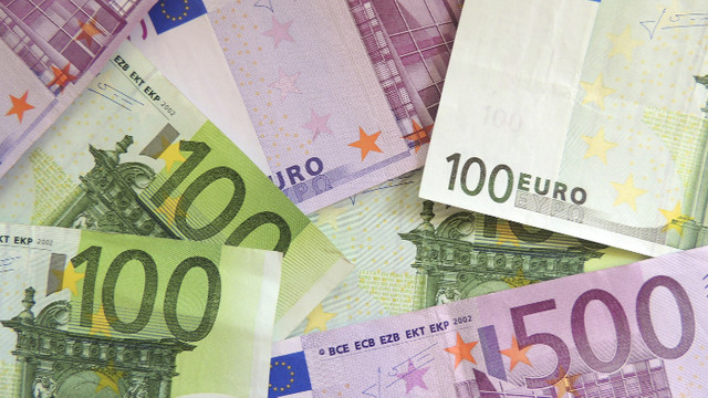 Euro se scumpește, iar dolarul se ieftinește