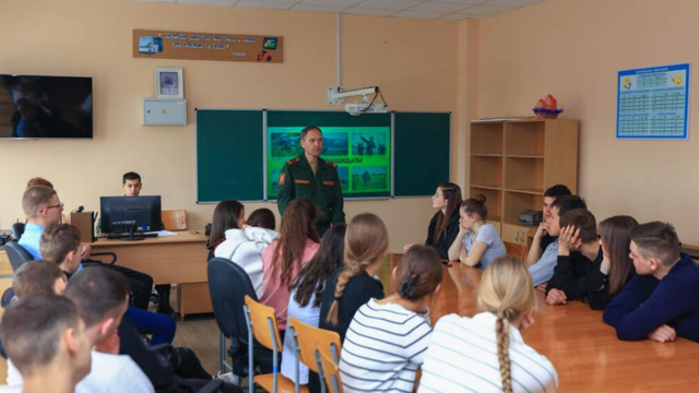 Reprezentanți de la așa numitul institut militar de la Tiraspol recrutează elevii din stânga Nistrului. Soldații se deplasează prin școli