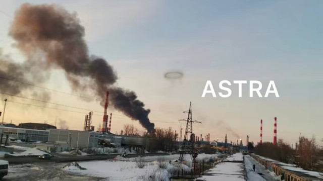 VIDEO | Incendiu la o rafinărie din Rusia, atacată de drone. Într-o altă regiune, aproape 50.000 de oameni nu au energie electrică