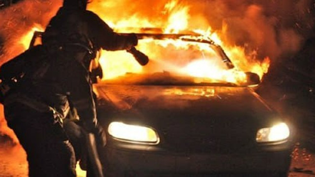 FOTO | Două mașini mistuite de flăcări în raionul Anenii Noi. Intervenția pompierilor a durat în jur de trei ore


