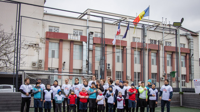 „Ștafeta mondială”. Un meci de fotbal între tineri diagnosticați cu sindromul Down s-a desfășurat la Chișinău, în contextul Jocurilor Olimpice