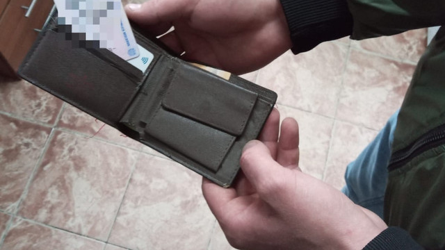 Probleme cu legea pentru un tânăr din Republica Moldova care a primit cadou un permis de conducere fals