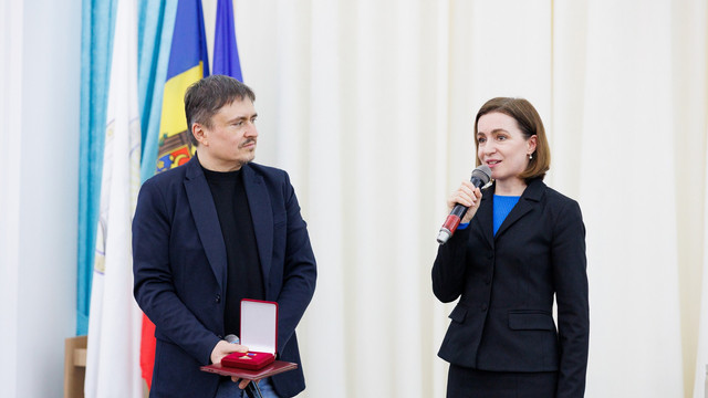 Maia Sandu l-a decorat pe regizorul Cristian Mungiu cu „Ordinul de Onoare”