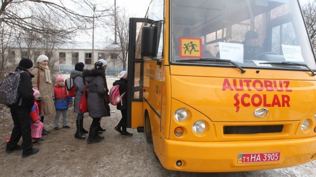 Elevii care locuiesc la mai mult de 2 km de școală vor beneficia de transport gratuit