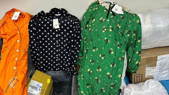 FOTO | Caz de contrabandă cu încălțăminte și articole vestimentare de brand, depistat la vama Leușeni

