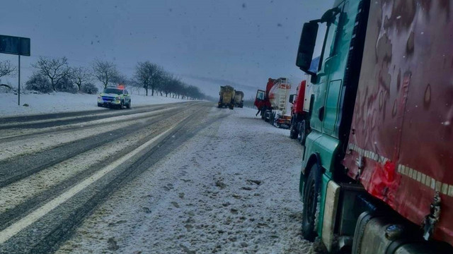 VIDEO | Circulația îngreunată pe unele drumuri din Republica Moldova din cauza ninsorii