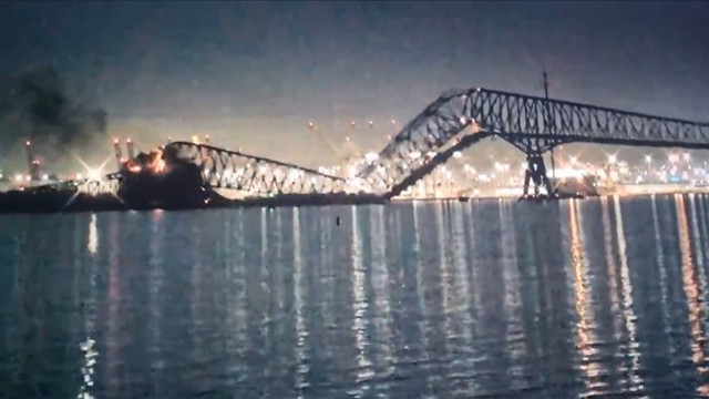 VIDEO | Un pod din SUA s-a prăbușit, după ce a fost lovit de o navă cargo. Mai multe mașini au căzut în râu

