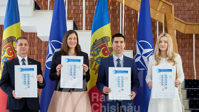 FOTO | La sediul MAE a fost lansat timbrul poștal „30 de ani de la aderarea Rep. Moldova la Parteneriatul pentru Pace”
