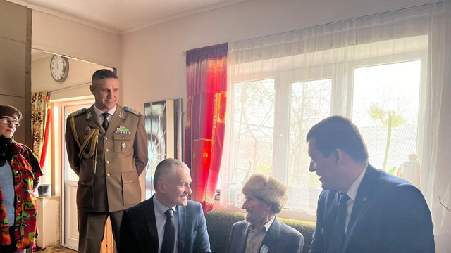 FOTO | Constantin Cojocari, veteran de război din R. Moldova în vârstă de 105 ani, a fost decorat de Președintele României, Klaus Iohannis