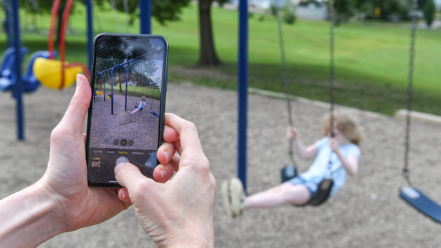 Franța le interzice părinților prin lege să posteze fotografii cu copii fără permisiunea lor