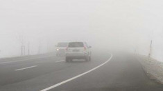 Fiți prudenți la volan! Ceața scade vizibilitatea în trafic
