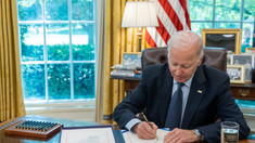 Joe Biden a semnat proiectul de lege privind asistența militară crucială pentru Ucraina