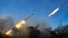 Ucraina anunță că a lovit două rafinării ruse de petrol și un aerodrom militar într-un atac nocturn de mare anvergură