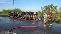 FOTO | O autocisternă cu etanol înmatriculată în Republica Moldova s-a răsturnat pe un drum din România. Șoferul și-a pierdut viața