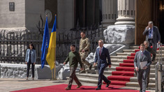 Jens Stoltenberg, vizită neanunțată la Kiev. Șeful NATO i-a promis lui Zelenski că livrările de arme către Ucraina vor crește