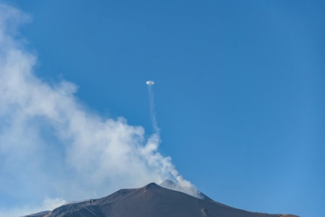 FOTO | Spectacol rar pe cerul Siciliei: Vulcanul Etna aruncă în aer cercuri de fum aproape perfecte