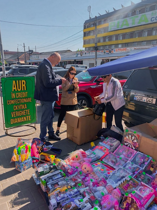 FOTO | În Chișinău sunt desfășurate acțiuni ample pentru prevenirea și combaterea comerțului ilicit pe străzi