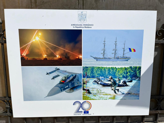 FOTO | Ambasada României în Republica Moldova prezintă o expoziție aniversară de panouri care marchează 20 de ani de la aderarea României la NATO