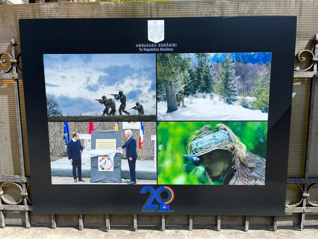 FOTO | Ambasada României în Republica Moldova prezintă o expoziție aniversară de panouri care marchează 20 de ani de la aderarea României la NATO
