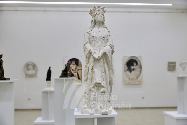 FOTO | Sculpturi dedicate Reginei Maria și proiecte de monumente pot fi văzute la Expoziția „Regina Maria a României – ecouri contemporane”