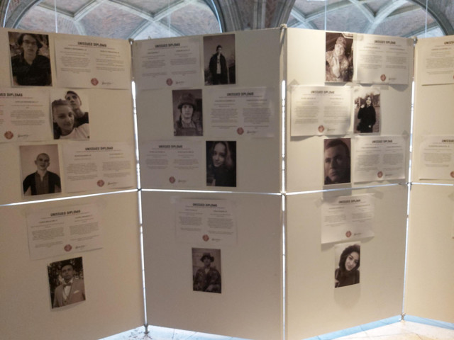 „Diplome neemise”. Expoziția cu  fotografiile și istoriile a 40 de studenți ucraineni uciși în războiul de agresiune al Rusiei, organizată în peste 110 universități din lume, a ajuns USM