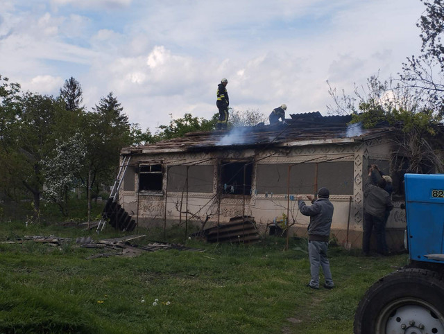 FOTO | Incendiu la Edineț: O casă a fost mistuită de flăcări