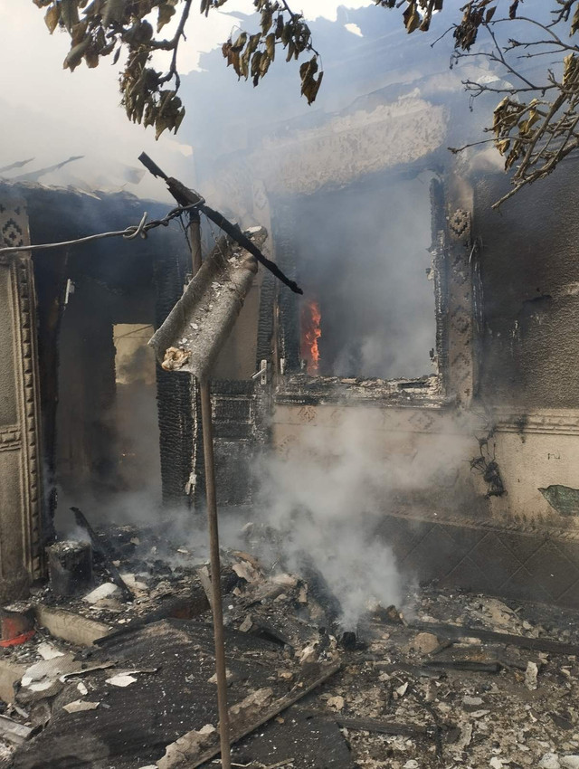 FOTO | Incendiu la Edineț: O casă a fost mistuită de flăcări