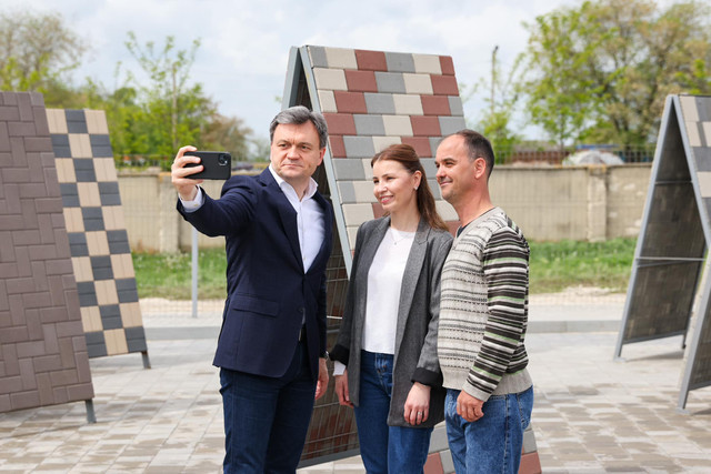 FOTO | Premierul Dorin Recean a vizitat  „Vilador Ferma” din raionul Sângerei: „Invit oamenii de afaceri să folosească oportunitățile de finanțare oferite de Guvern”