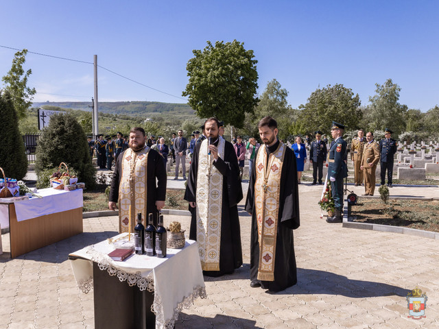 FOTO | Un sobor de preoți din cadrul Mitropoliei Basarabiei a sfințit troița și crucile Cimitirului de Onoare al Eroilor Armatei Române din satul Micleușeni