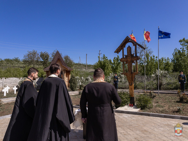 FOTO | Un sobor de preoți din cadrul Mitropoliei Basarabiei a sfințit troița și crucile Cimitirului de Onoare al Eroilor Armatei Române din satul Micleușeni