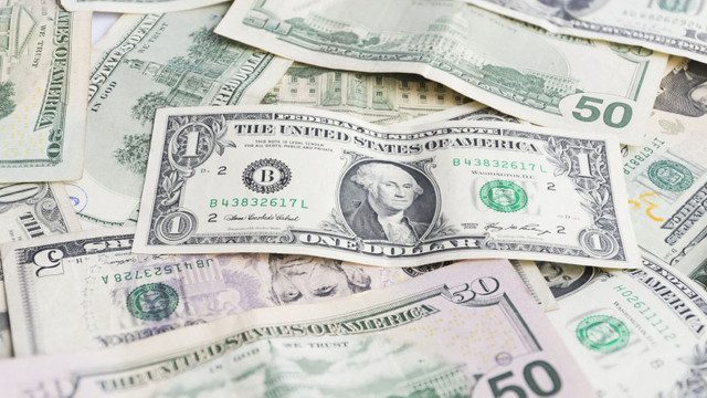 Luna aprilie începe cu o ușoară ieftinire a dolarului american