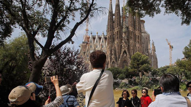 Cum se luptă orașele și țările cu turismul excesiv. Barcelona majorează taxa de turism, Portimão este cea mai recentă destinație din Portugalia, care a introdus o taxă de turism