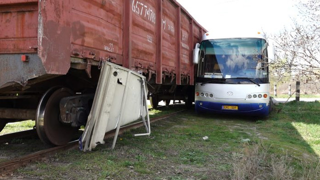 Accident în nordul țării. Autobuzul de pe ruta Pîrlița-Bălți a fost lovit de un tren