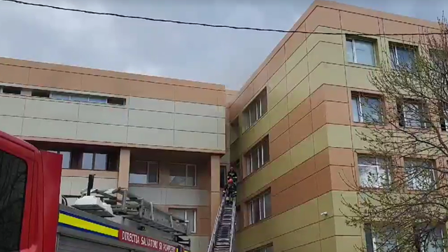 Incendiu la un liceu din Chișinău. Elevii au fost evacuați, iar cinci echipaje de pompieri au intervenit pentru stingerea flăcărilor
