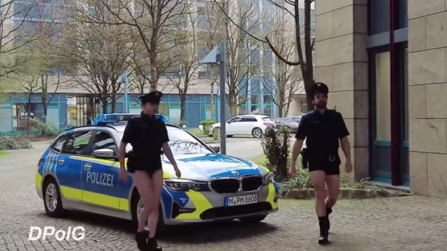 Polițiștii din Bavaria au renunțat la pantaloni, ca protest că ministerul nu le dă uniforme