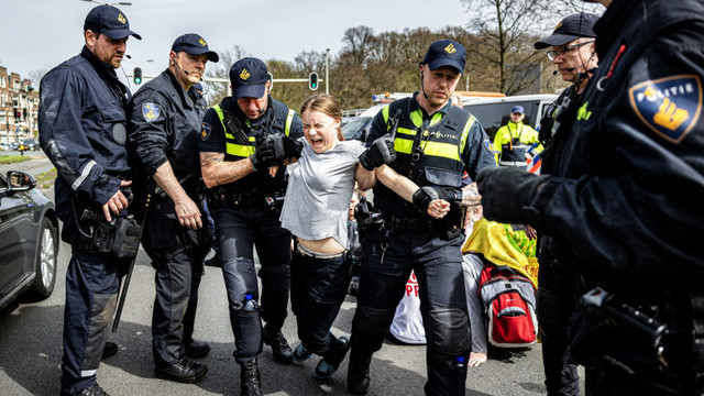 Activista Greta Thunberg a fost reținută de poliție la Haga, la un protest al activiștilor de mediu 
