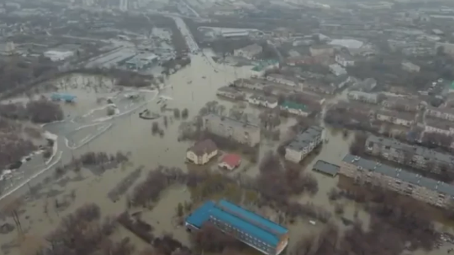 Inundațiile masive continuă în Rusia, 10.000 de clădiri afectate